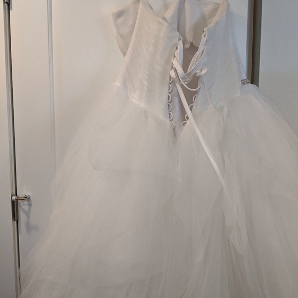 Vera Wang wedding dress - Picture 9 of 10